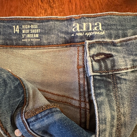 😎A.N.A. Distressed Jean Shorts - Picture 3 of 7